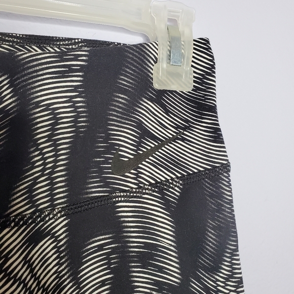 Nike Black Legendary Waves Printed Cropped Legging - Picture 5 of 11